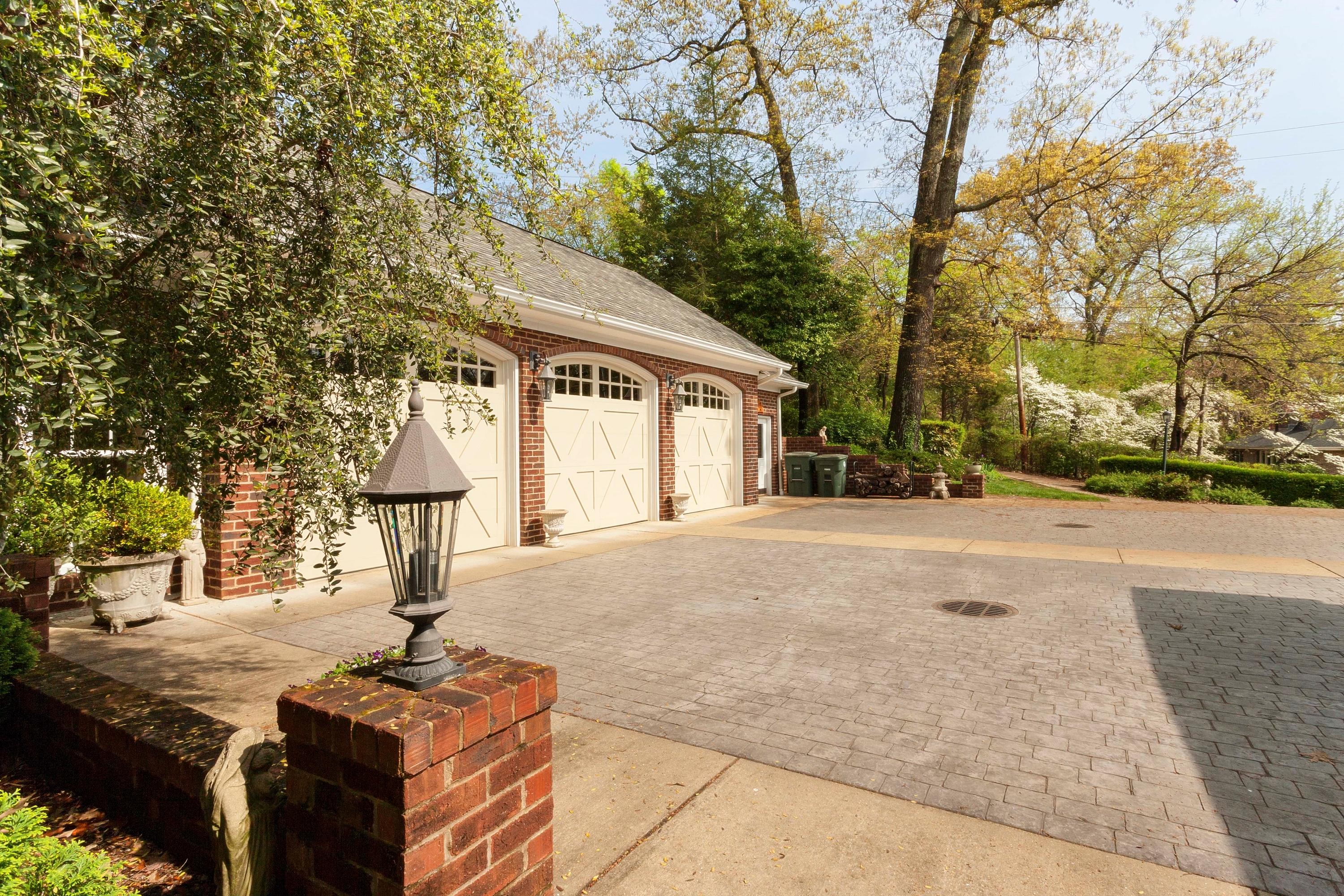 1692 Riverview Road Chattanooga, TN 37405 - Photo 14 of 33 courtyard
