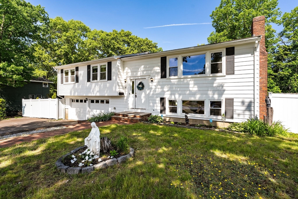 37 Old Coach Road Braintree, MA 02184 - Photo 2 of 27