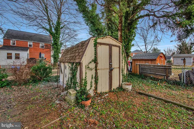 a view of house with backyard and trees