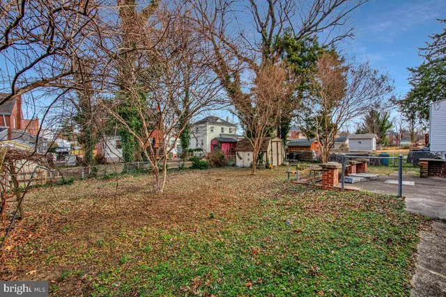 a view of house with a yard