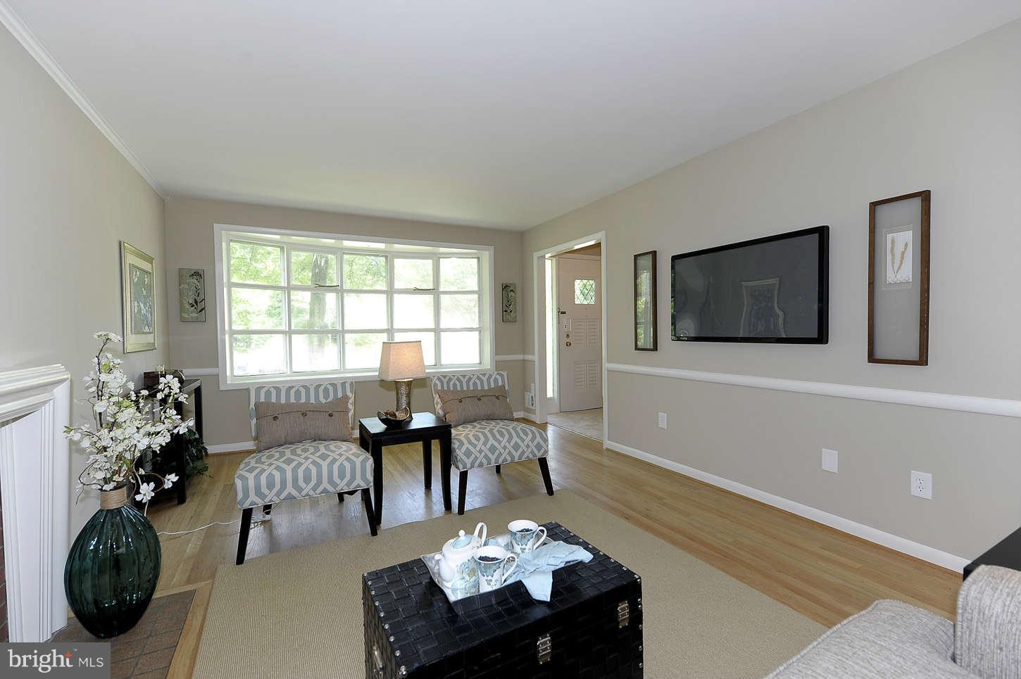 6813 Lemon Road McLean, VA 22101 - Photo 6 of 30 Living Room
