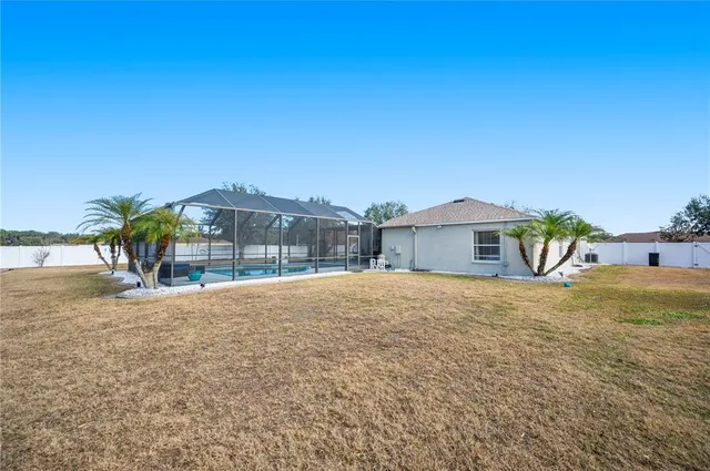 a view of a backyard