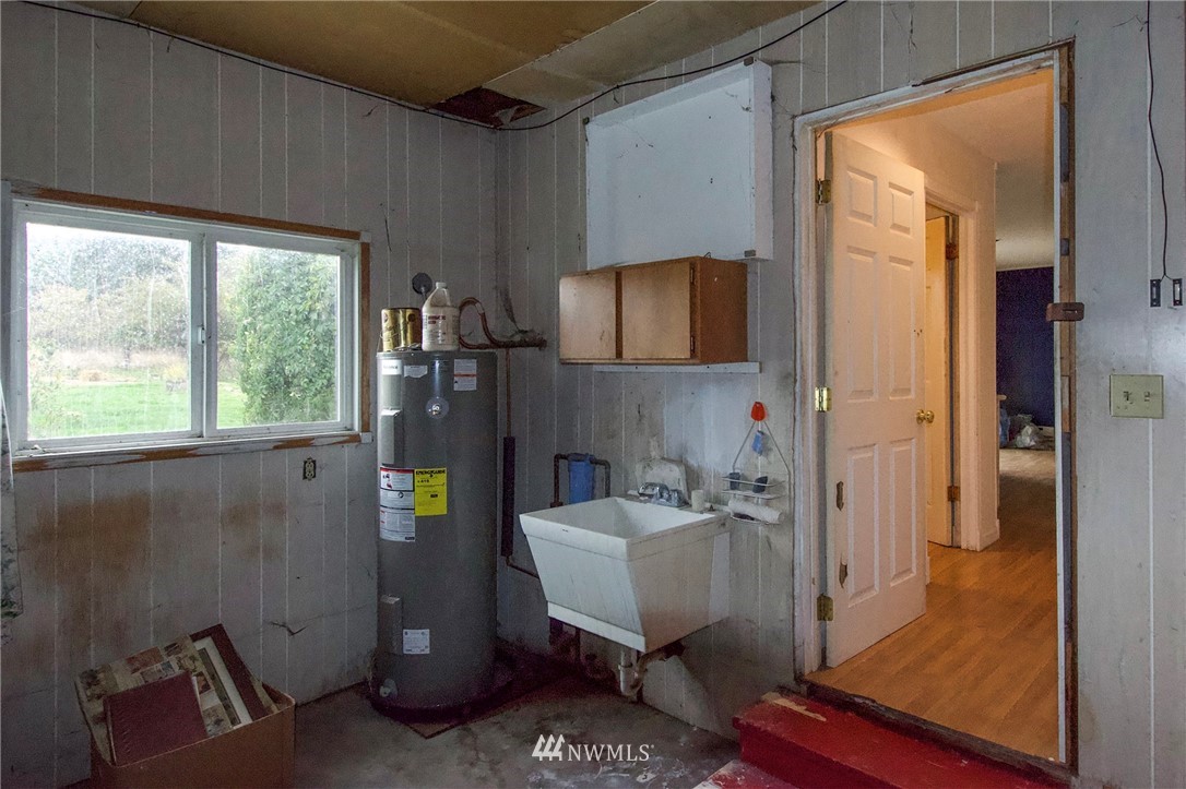 190 Roupe Road Sequim, WA 98382 - Photo 19 of 20 a bathroom with a sink toilet and shower