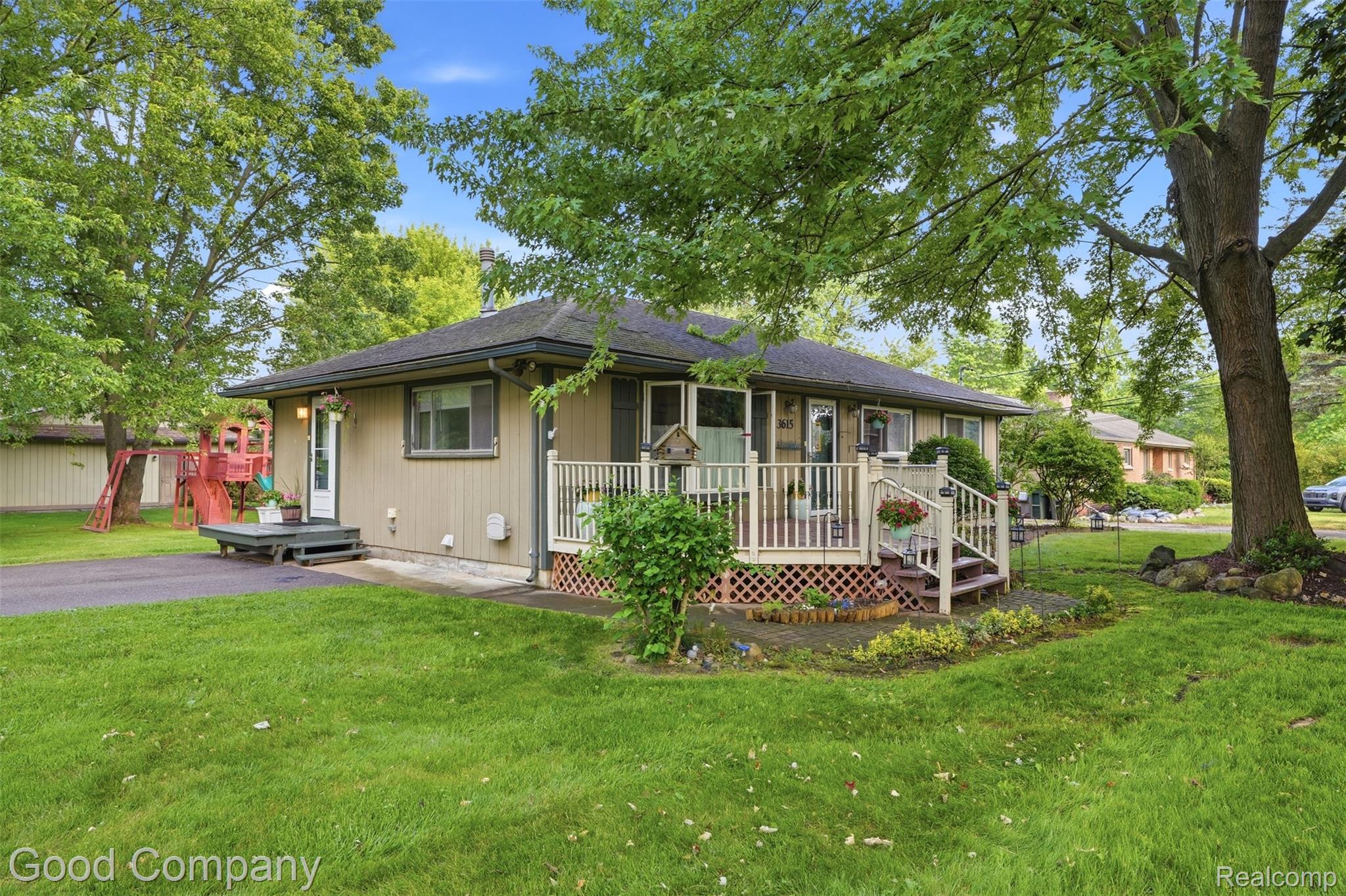 3615 Hazelton Avenue Rochester, MI 48307 - Photo 5 of 56 004.jpg