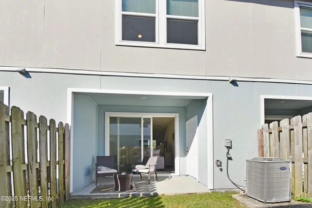 a view of a back yard