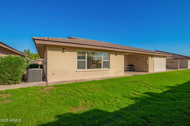 a view of a house with backyard
