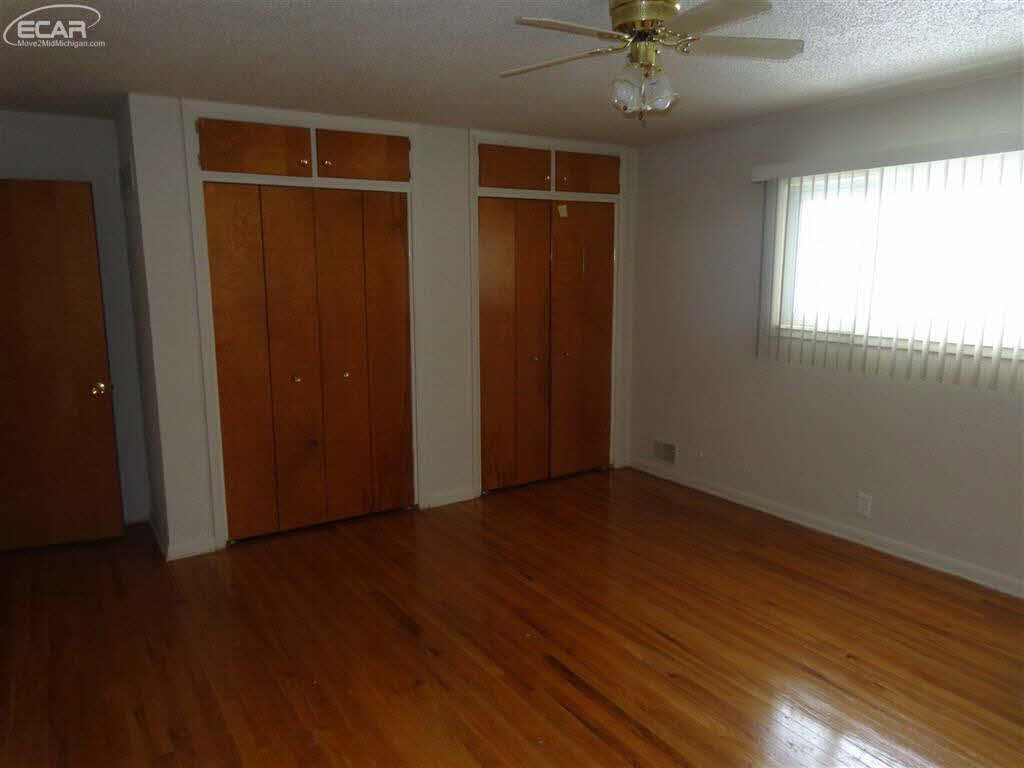 3421 Mackin Road Flint, MI 48504 - Photo 13 of 19 21410977-15.JPG