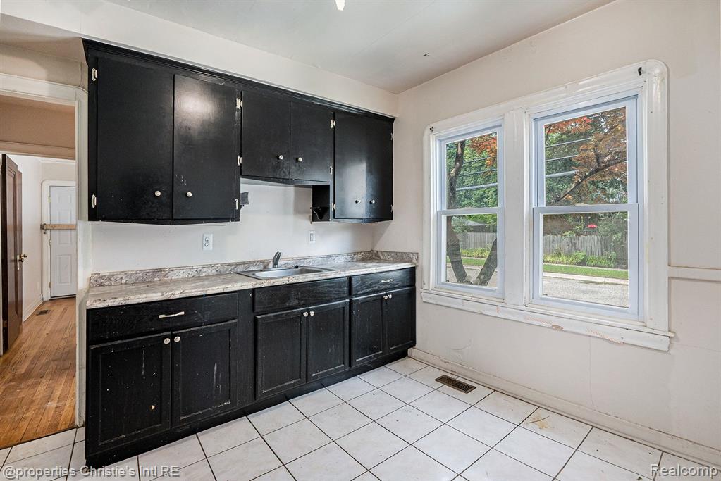5115 Yorkshire Road Detroit, MI 48224 - Photo 7 of 16