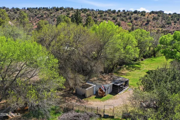 a view of a backyard
