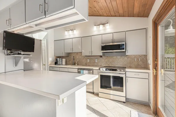$660,000 | 13483 Oakcrest Avenue Northeast, Gowen, MI 49326