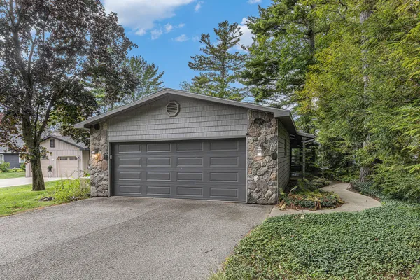 $660,000 | 13483 Oakcrest Avenue Northeast, Gowen, MI 49326