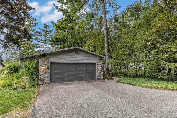 $660,000 | 13483 Oakcrest Avenue Northeast, Gowen, MI 49326