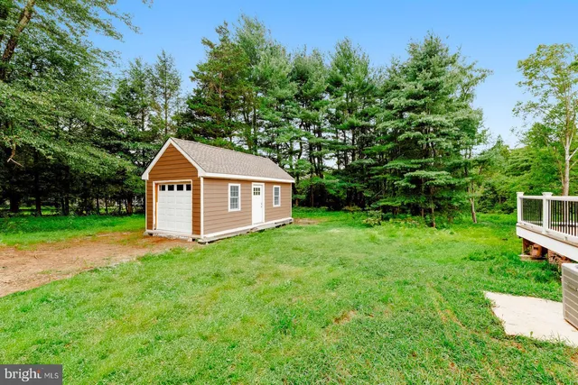 a view of a house with backyard and garden