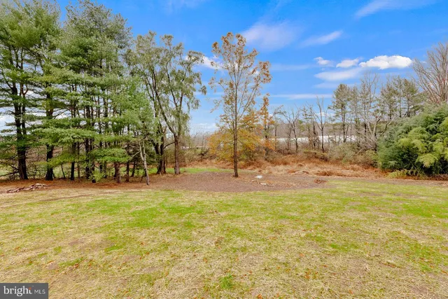 a view of a yard with a house