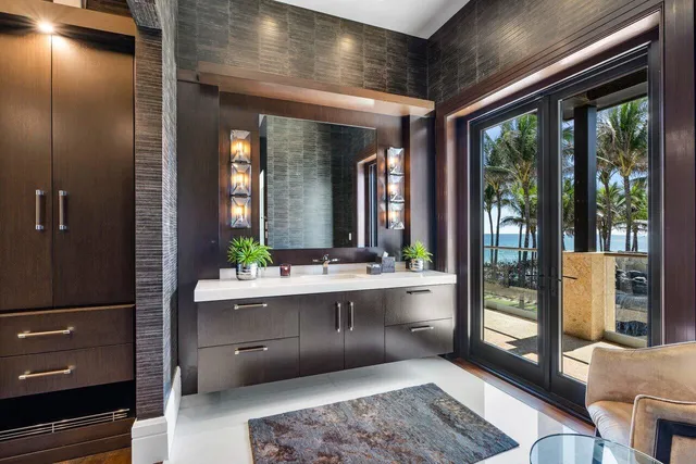 a view of a house with backyard