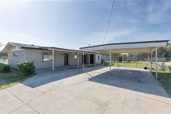 a view of a house with backyard and porch