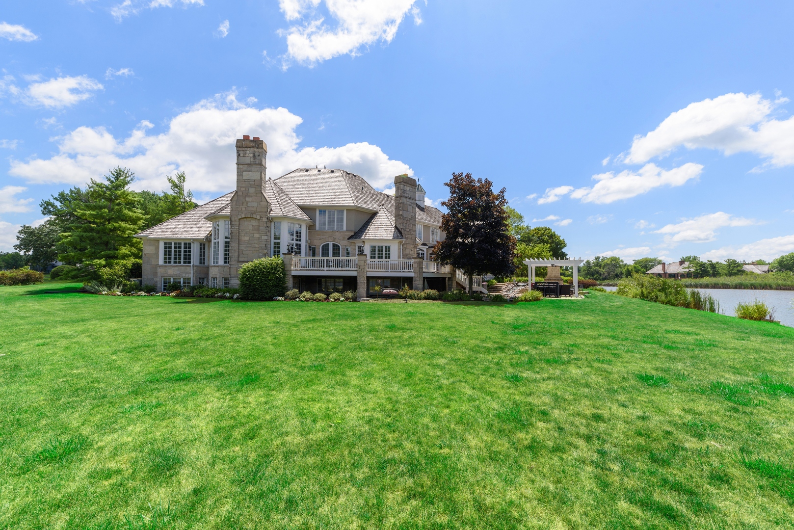 35 Riderwood Road North Barrington, IL 60010 - Photo 35 of 35 a front view of a house with garden