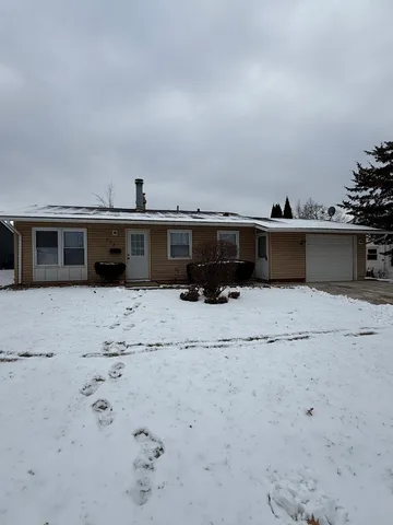 $2,100 | 803 Dorman Drive, Streamwood, IL 60107