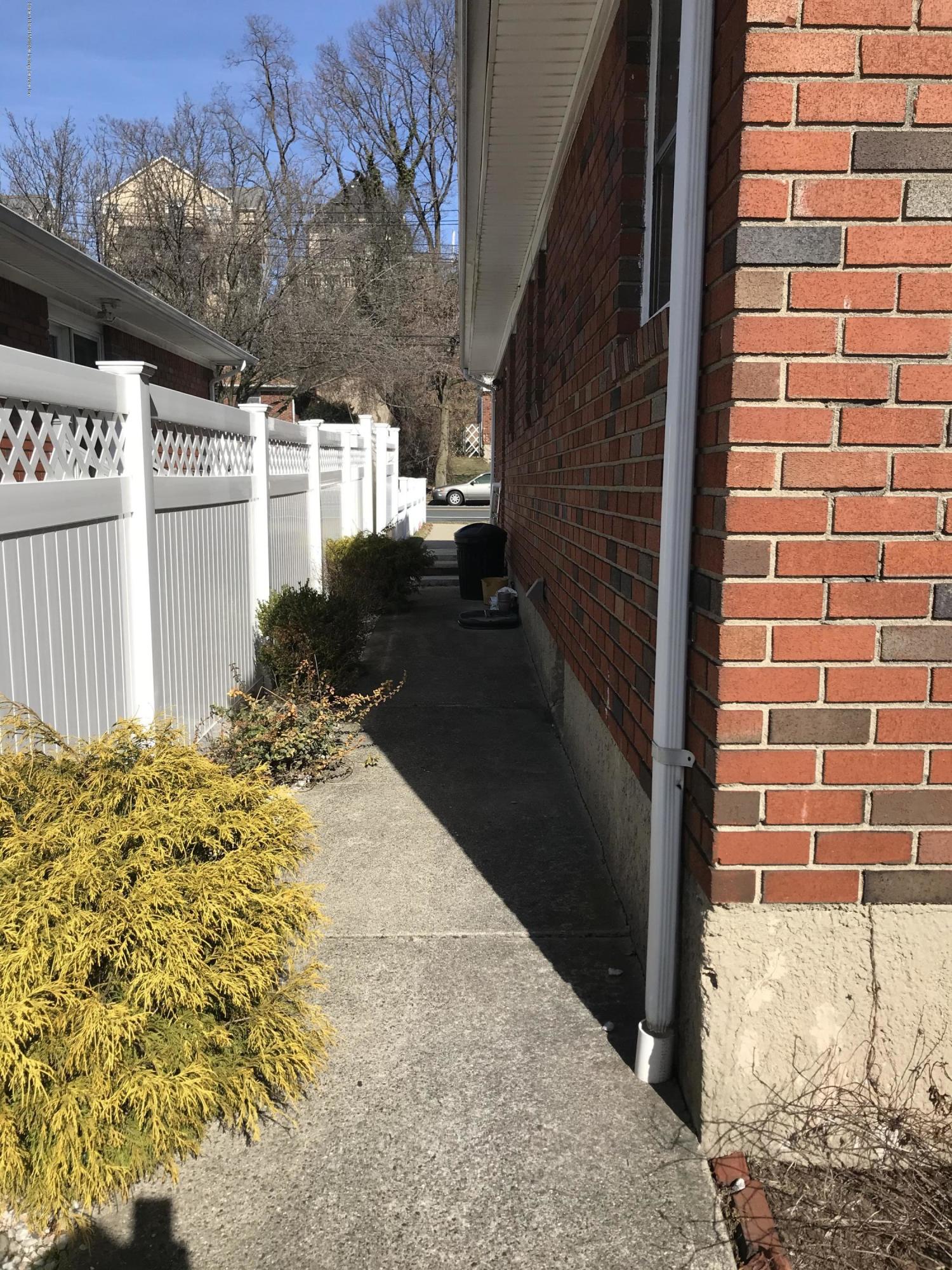 652 West Fingerboard Road Staten Island, NY 10305 - Photo 18 of 19 F3CF42E6-F7A3-4F72-AFF9-4F0165B0E50A