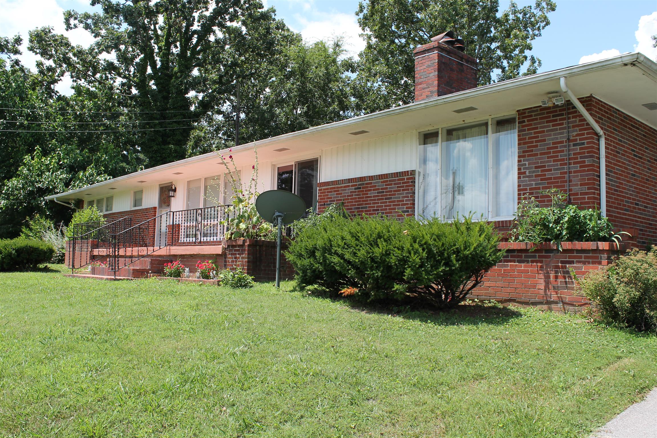 107 Lakeview Drive Dickson, TN 37055 - Photo 4 of 30 a view of a back yard of the house