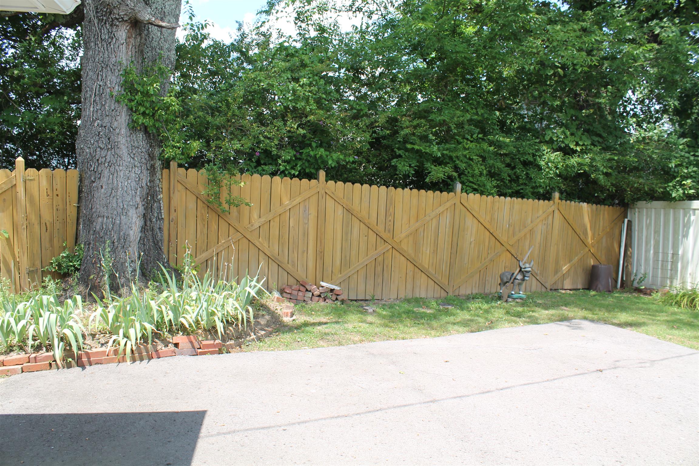107 Lakeview Drive Dickson, TN 37055 - Photo 9 of 30 a backyard of a house