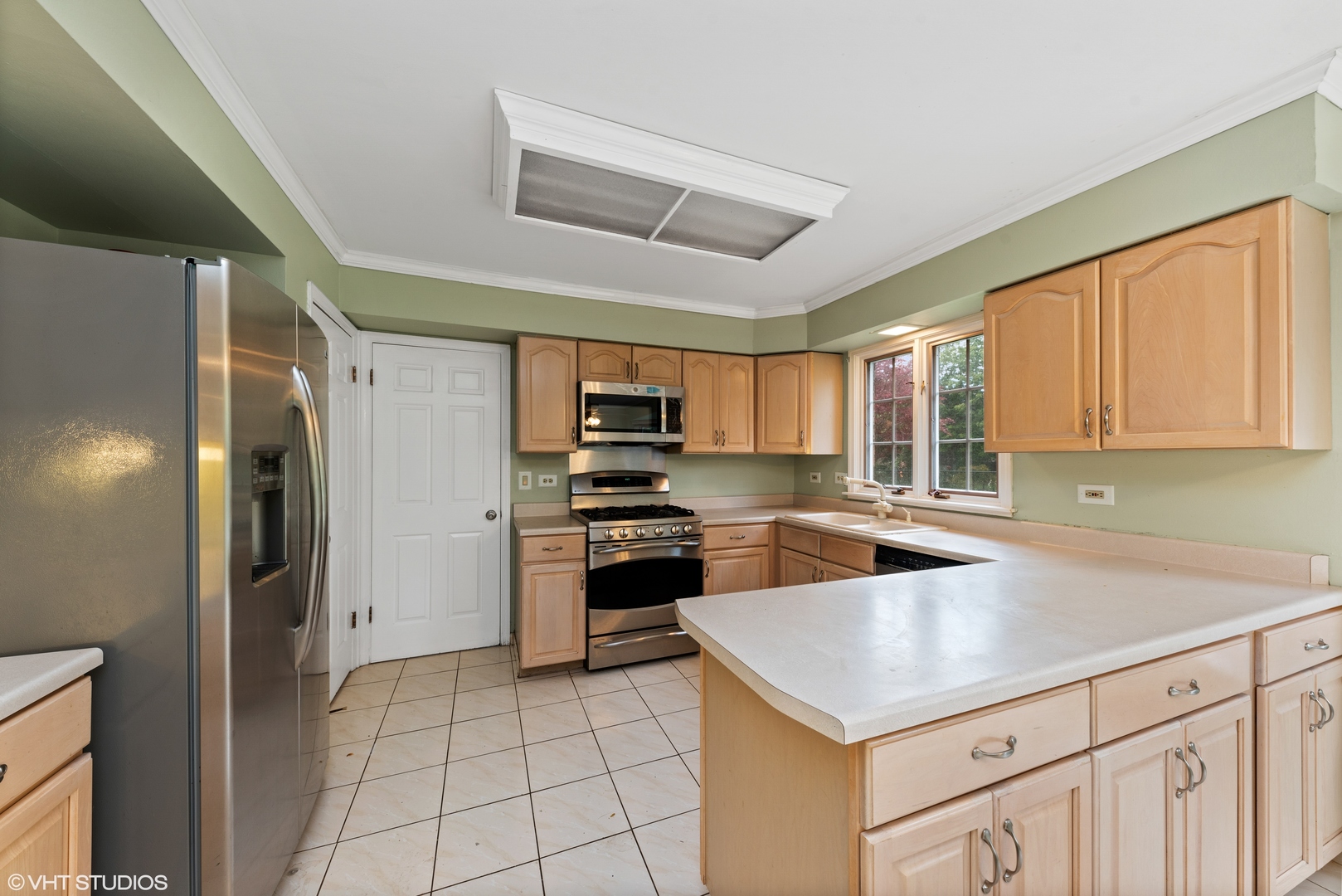 3100 Techny Road Northbrook, IL 60062 - Photo 6 of 28 a kitchen with a stove a refrigerator and a sink