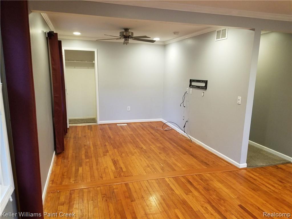3950 Maybee Road Lake Orion, MI 48359 - Photo 6 of 33 Living rm2.jpg