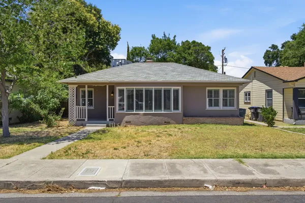 $319,900 | 711 South Sowell Street, Visalia, CA 93277