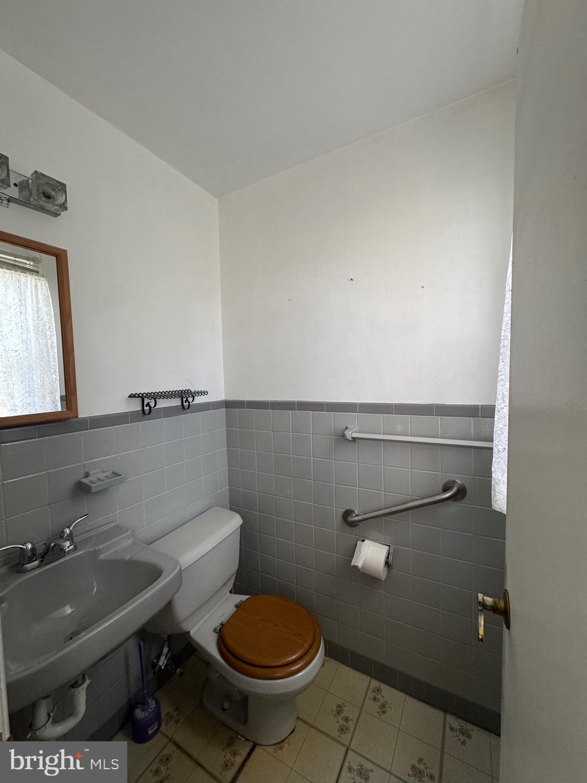 9821 Verree Road Philadelphia, PA 19115 - Photo 8 of 24 Powder Room