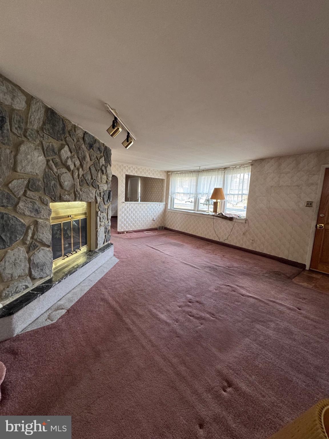 9821 Verree Road Philadelphia, PA 19115 - Photo 9 of 24 Living Room