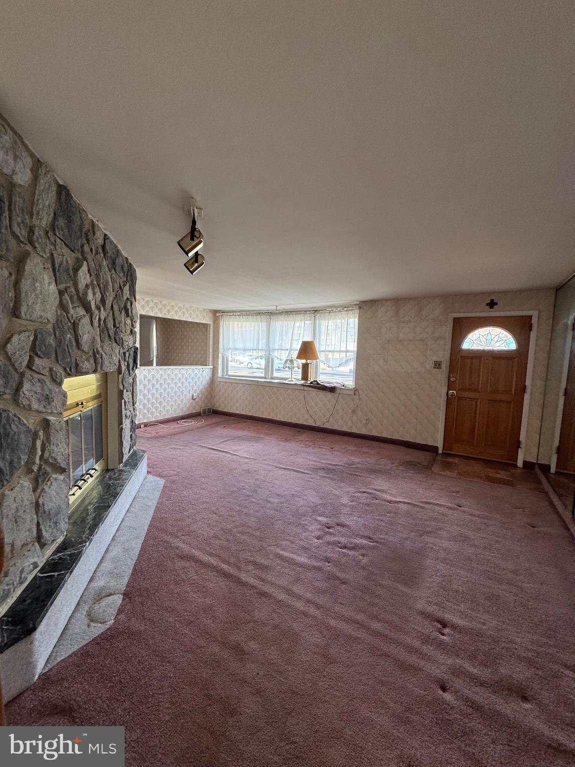 9821 Verree Road Philadelphia, PA 19115 - Photo 10 of 24 Living Room