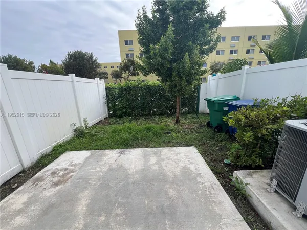 a view of a back yard
