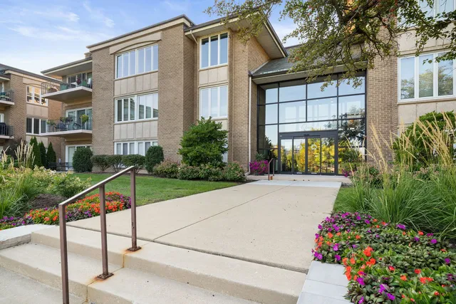 $699,000 | 1 Oak Brook Club Drive, Unit A301, Oak Brook, IL 60523