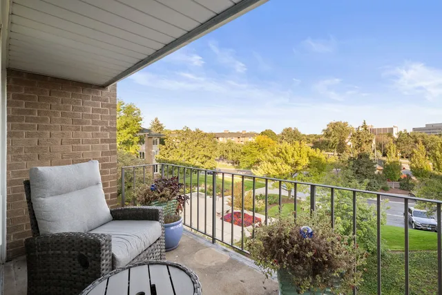 $699,000 | 1 Oak Brook Club Drive, Unit A301, Oak Brook, IL 60523