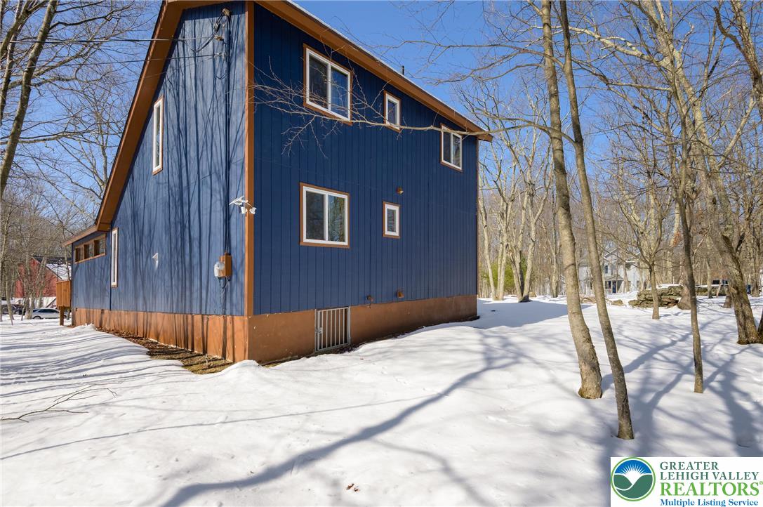2206 Chatham Court Bushkill, PA 18324 - Photo 33 of 45 a view of a house with a roof