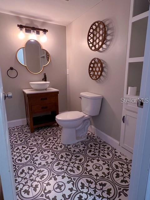 1928 Lawson Road Tallahassee, FL 32308 - Photo 4 of 20 a bathroom with a toilet a sink and a mirror