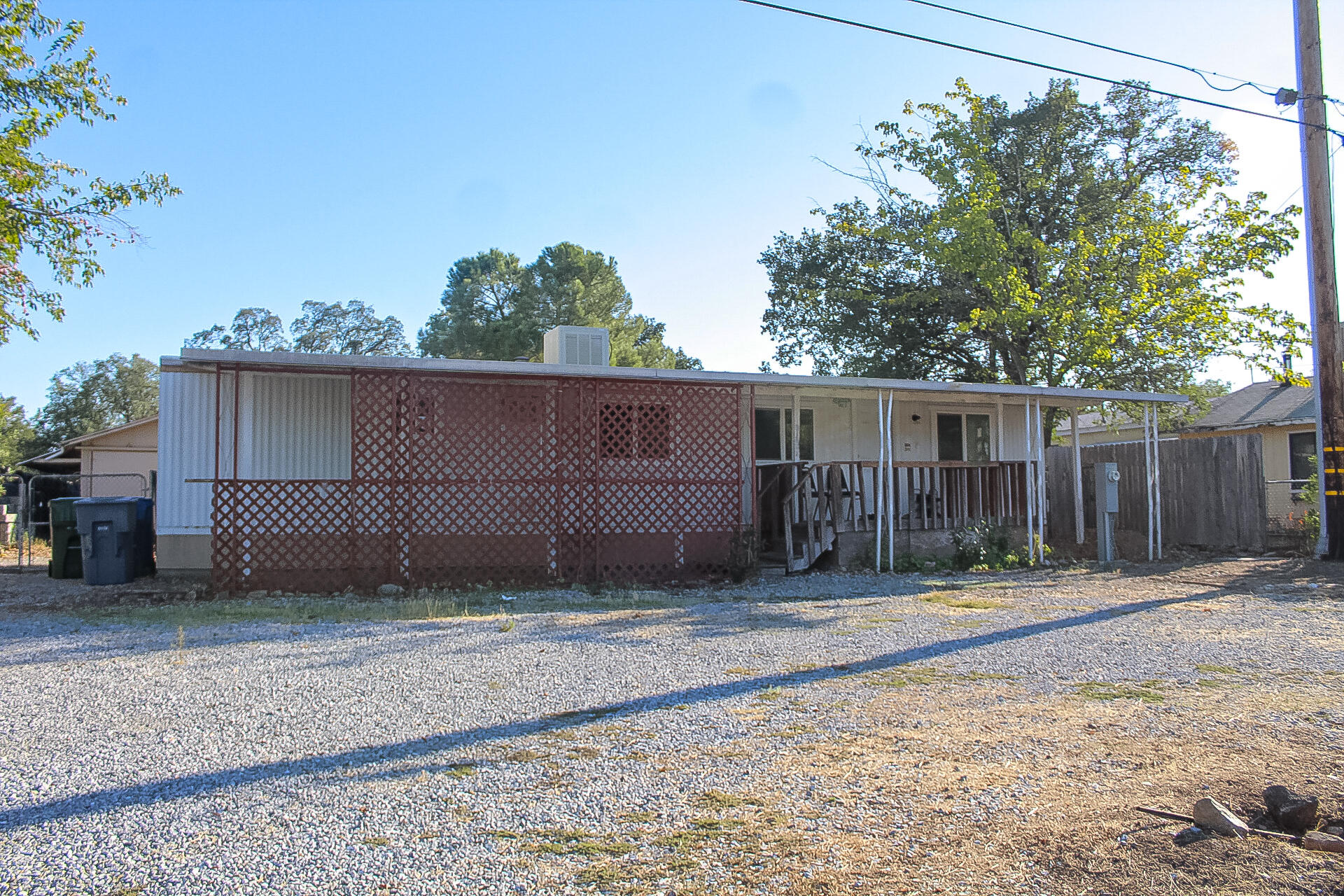 a view of a backyard