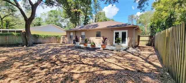a view of a house with backyard