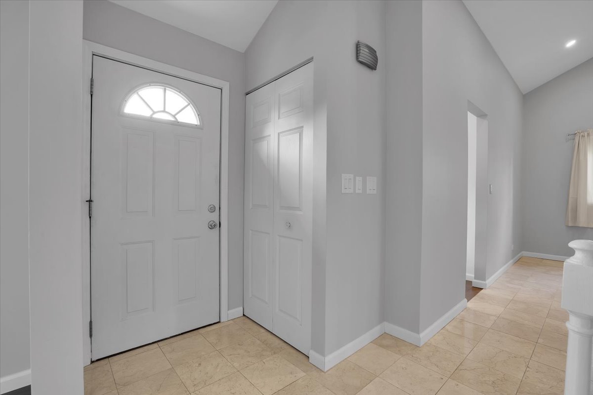 616 Rockhurst Road Bolingbrook, IL 60440 - Photo 4 of 37