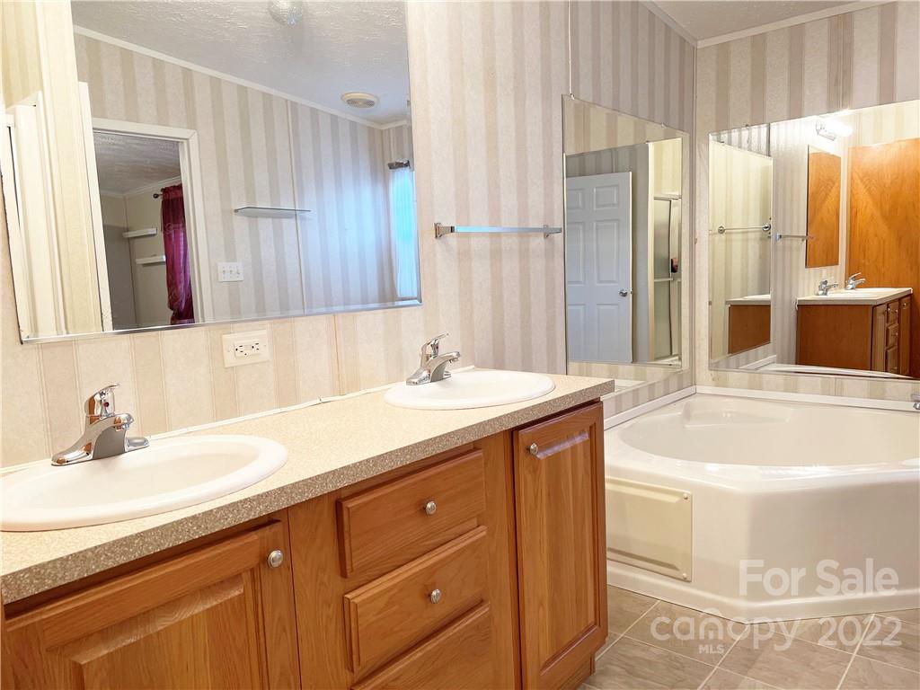 136 River Ridge Lane Hickory, NC 28601 - Photo 13 of 23 Gallery Image 13