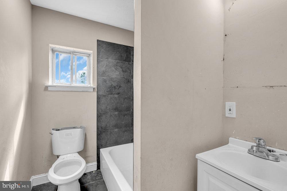 211 Chatham Drive Lindenwold, NJ 08021 - Photo 27 of 42 a bathroom with a toilet sink and mirror