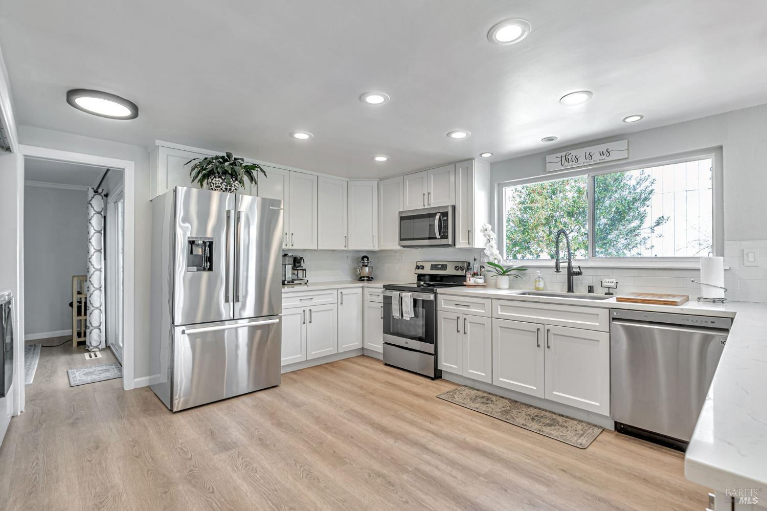 2589 Topaz Drive Novato, CA 94945 - Photo 4 of 43
