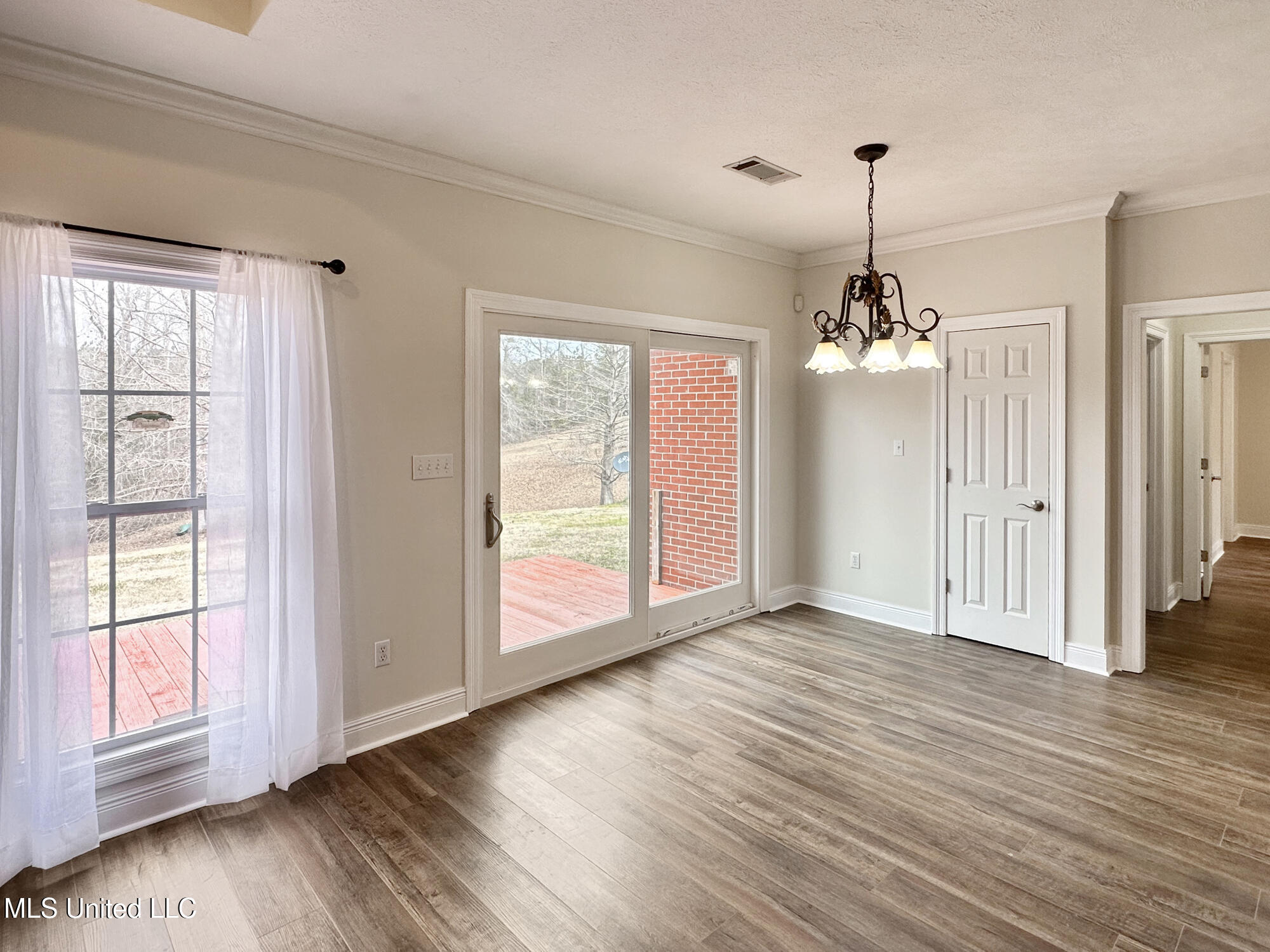111 Luther Walker Road Meridian, MS 39301 - Photo 14 of 29 Living/Breakfast nook