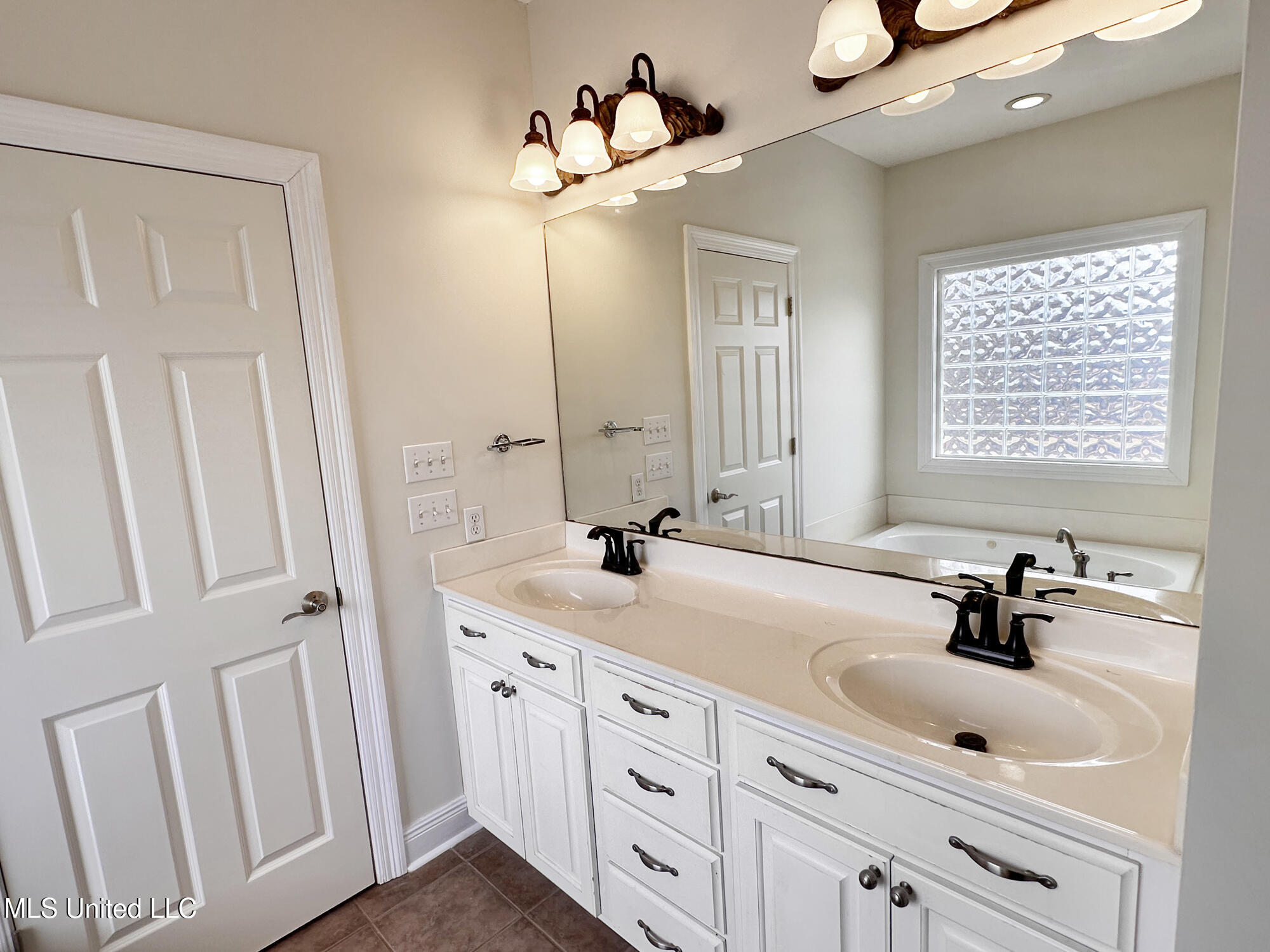 111 Luther Walker Road Meridian, MS 39301 - Photo 22 of 29 Primary Bath