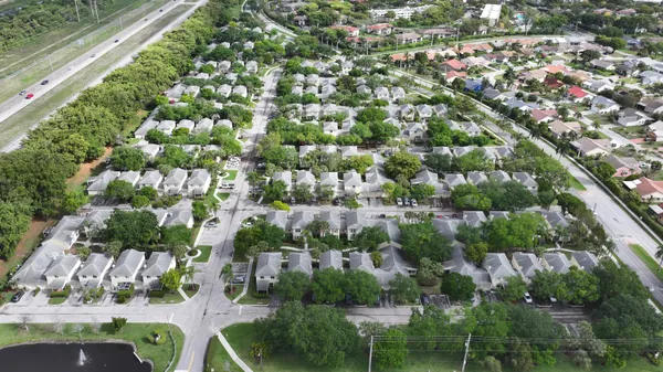 a sign that is sitting on a brick wall