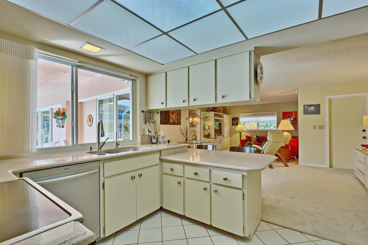 844 Forsyth Street Boca Raton, FL 33487 - Photo 12 of 26 Kitchen from dining room - granite