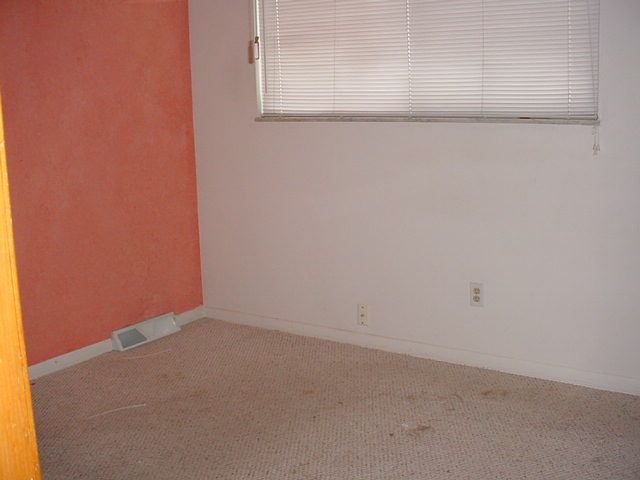 8395 Harding Street Center Line, MI 48015 - Photo 8 of 10 31072298-7.JPG
