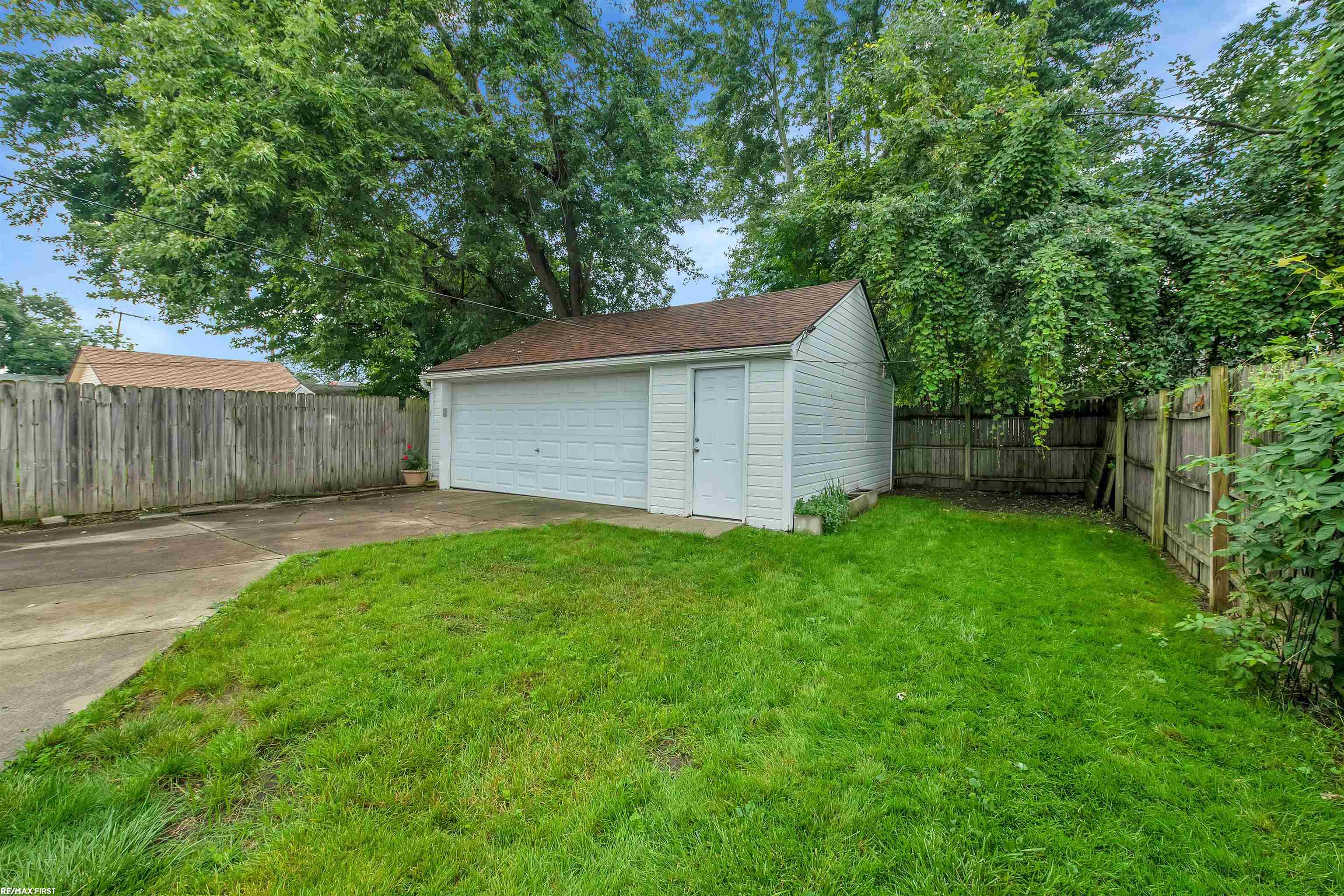 17308 Martin Road Roseville, MI 48066 - Photo 8 of 25 50157469-03CD667F-DBC9-4718-843B-14CC69602B39.JPG