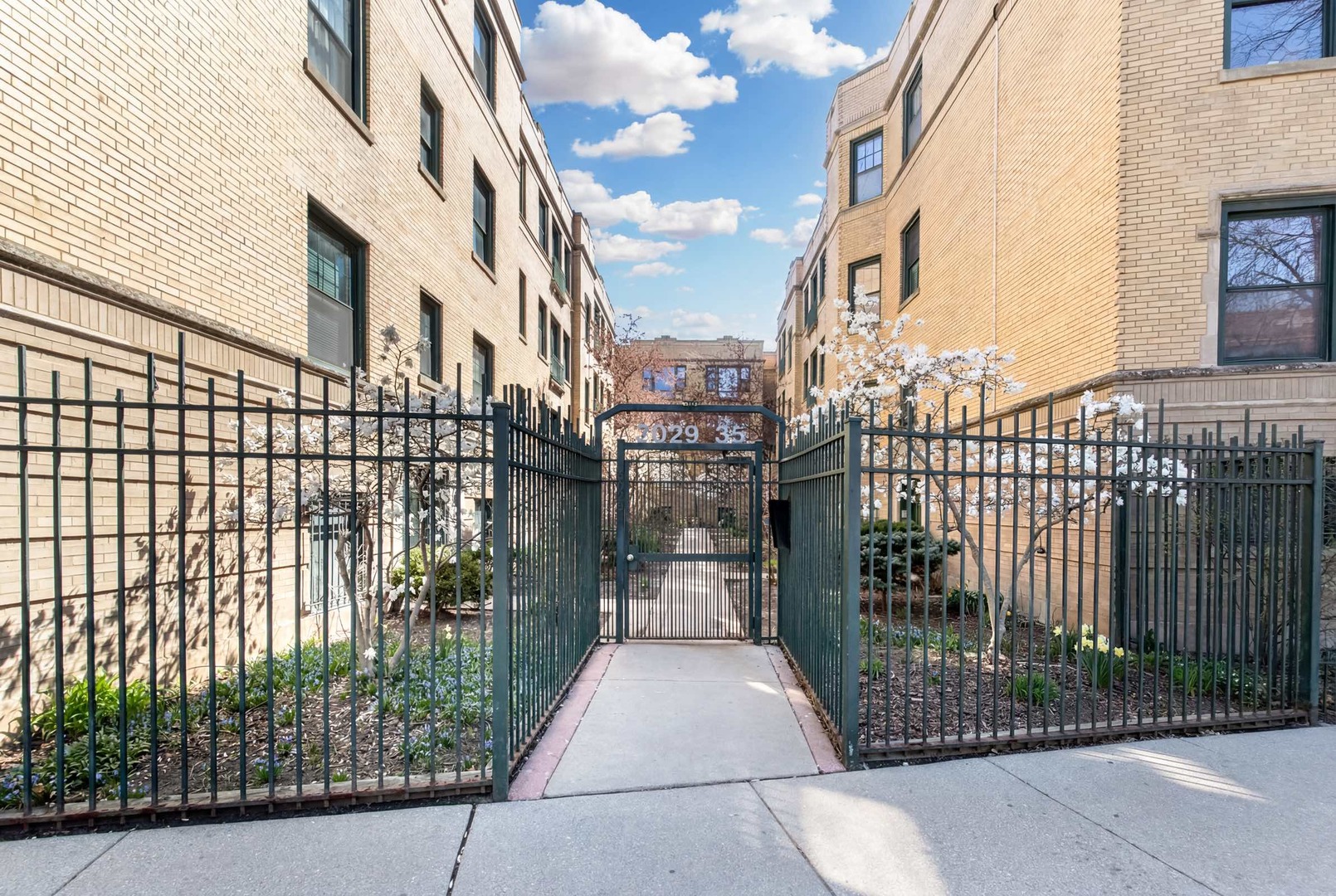 7033 North Sheridan Road, Unit 2N Chicago, IL 60626 - Photo 2 of 27