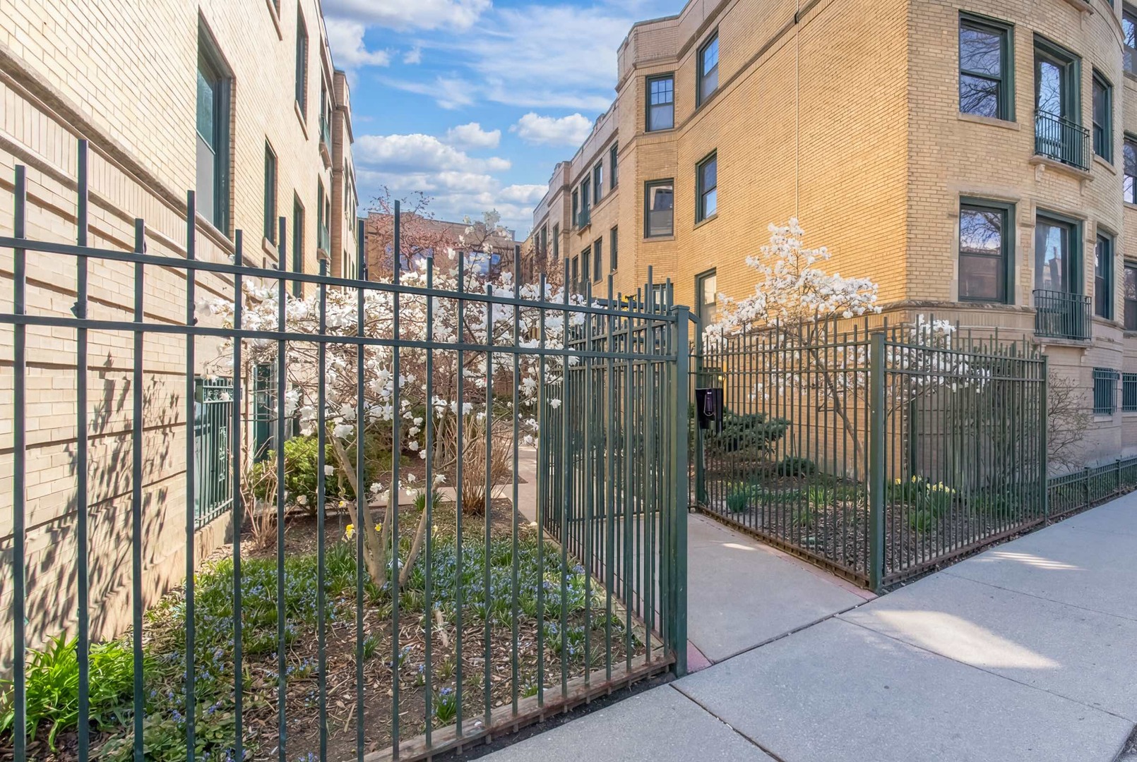 7033 North Sheridan Road, Unit 2N Chicago, IL 60626 - Photo 3 of 27